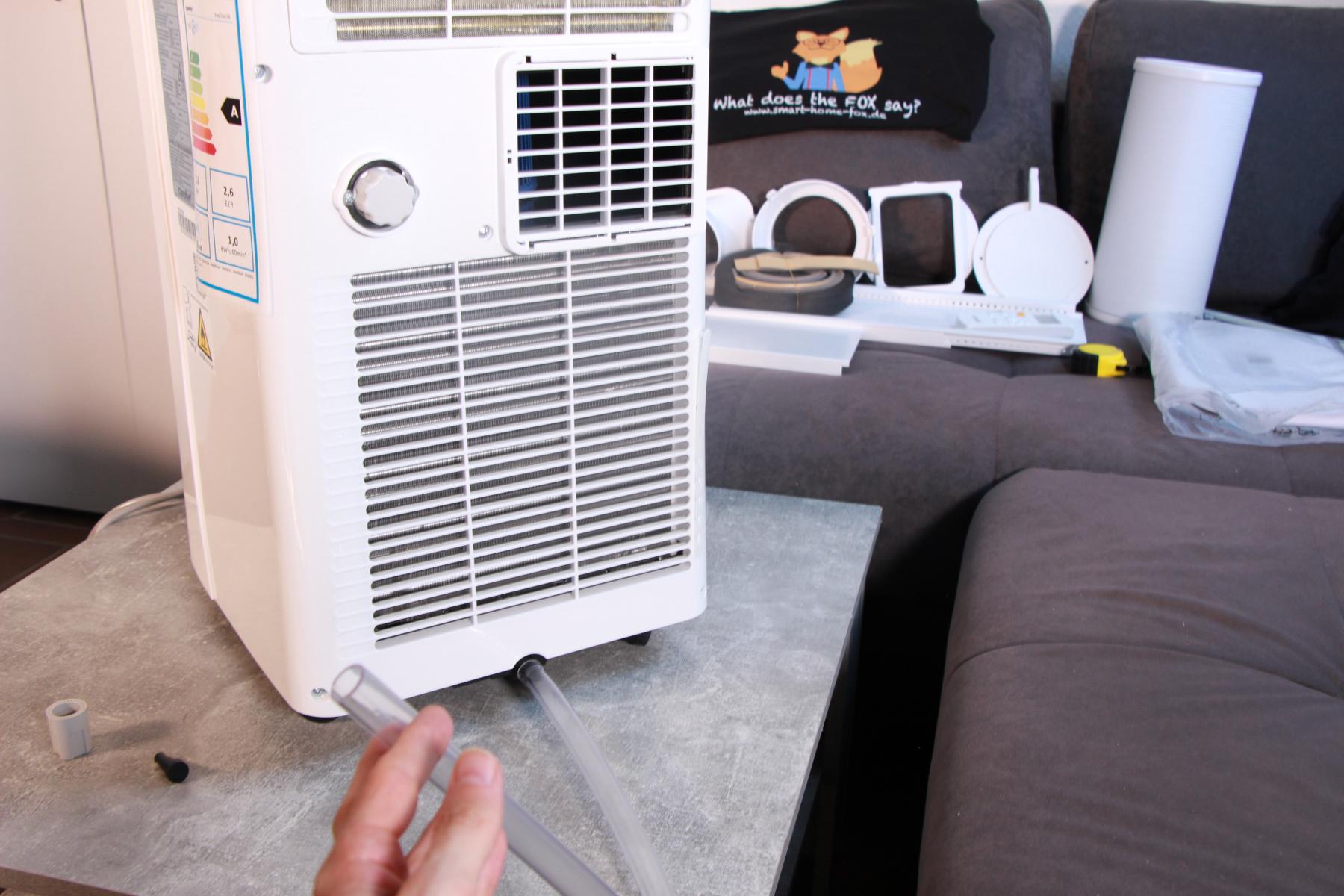 Der Ablaufschlaucbh ist am Wassertank der Comfee Klimaanlage angebracht, um das restliche Kondenswasser im Wassertank entleeren zu können.